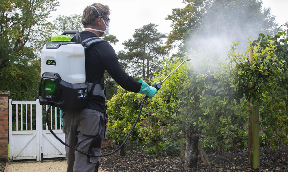 Як вибрати садовий акумуляторний обприскувач: плюси, мінуси та ключові характеристики
