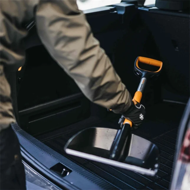 Автомобільна лопата Fiskars X-series для збирання снігу (1057393) 4