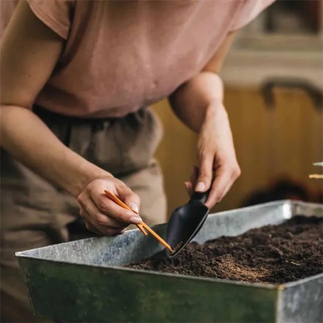 Лопатка Fiskars Solid для посева семян (1057641) 4