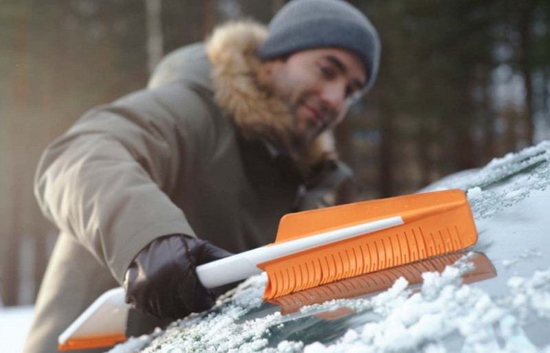 Щетка-смётка Fiskars SnowXpert со скребком (1019352) 2