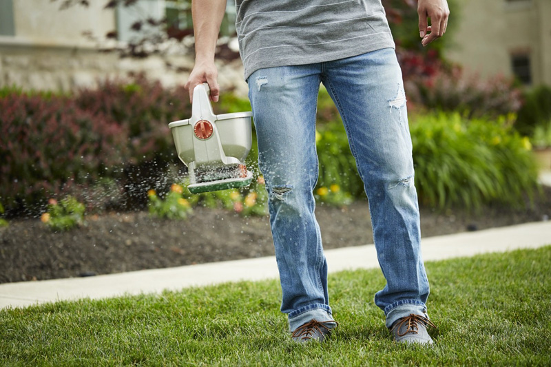 Механический разбрасыватель Scotts Wizz Spreader, Battery-Powered 2