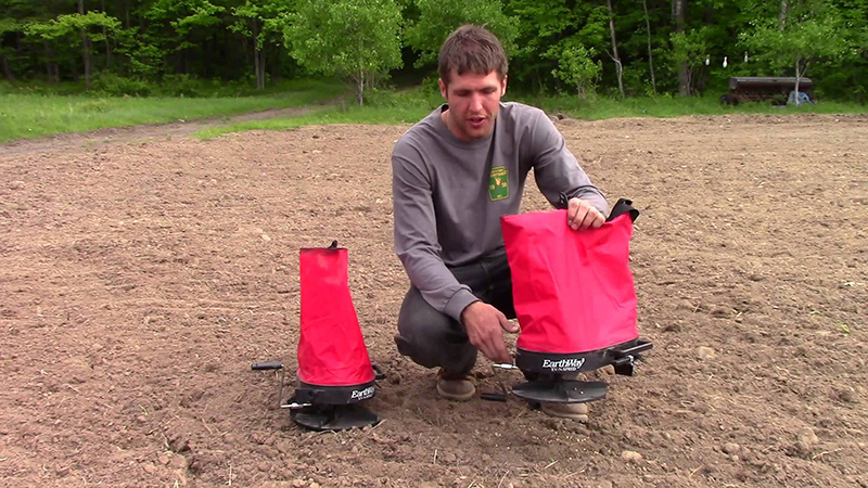 Ручний розкидач добрив для газону Earthway 2750 3